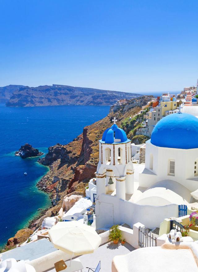 Hotel auf Santorini buchen Weiße Häuser an der Küste von Santorini