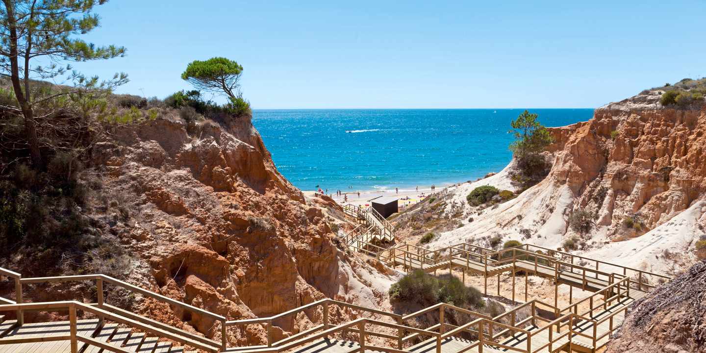 portugal-algarve-falesia-strand-holzsteg-cmi-DER1461566.jpg Holzsteg durch die roten Felsen zur Praia da Falésia an der Algarve mit Blick auf den Atlantik und den Sandstrand