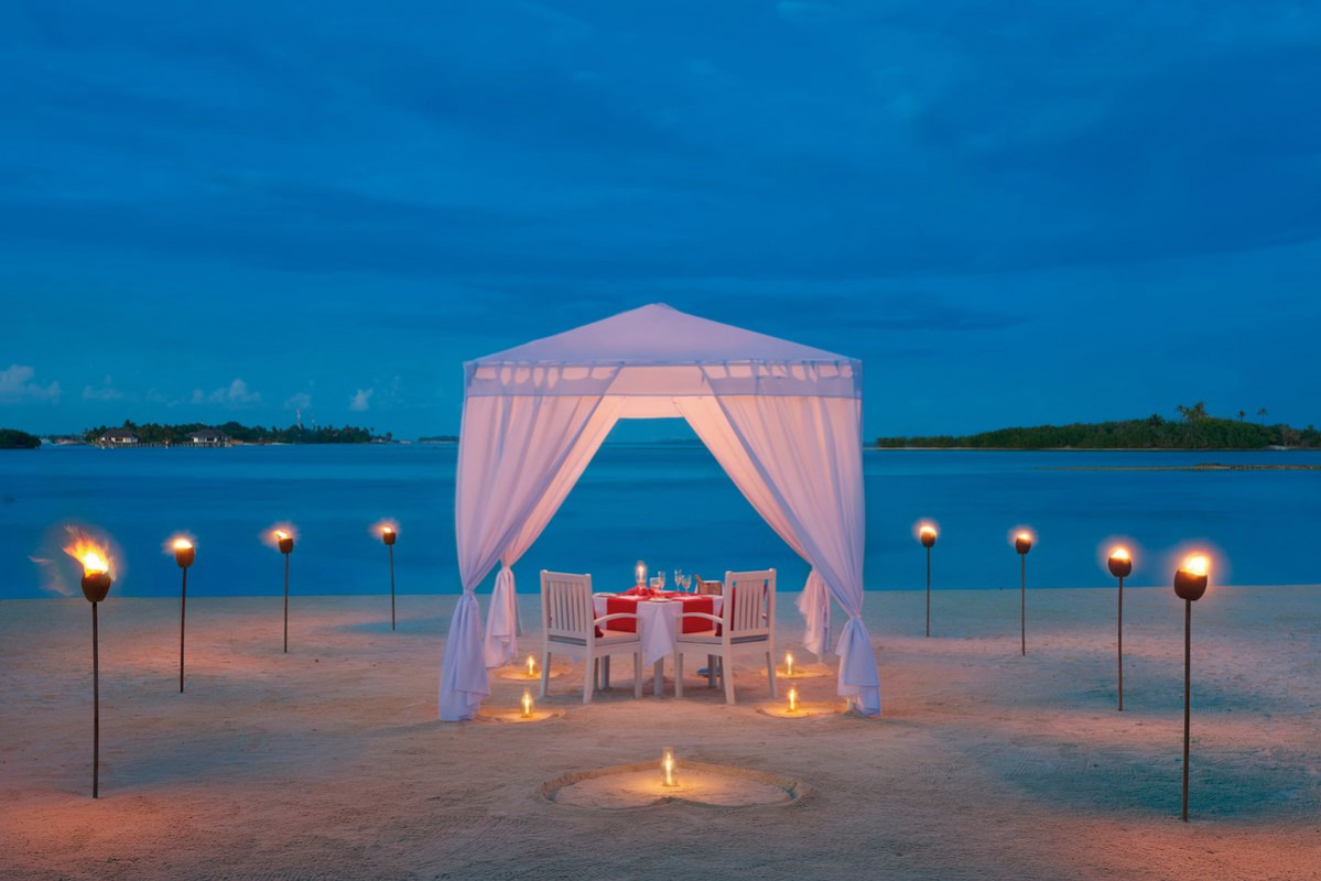 malediven-nord-male-atoll-romatisches-dinner-am-wasser-mit-kerzen-und-in-der-abenddaemmerung-beim-hotel-cinnamon-dhonveli-maldives-DER_ATC_MLE70001B_S23_30_-_bearbeitet.png