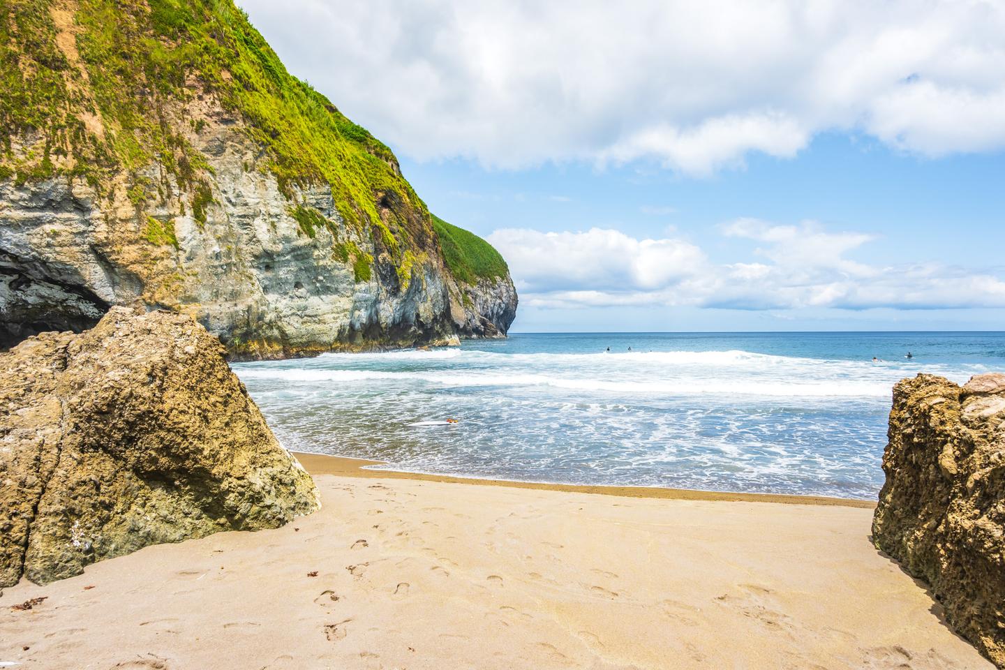 portugal-azoren-sao-miguel-ribeira-grande-praia-de-santa-barbara-strand-g-2166215007.jpg Azoren Strände: Steilküste und Sandstrand an der Praia de Santa Bárbara auf São Miguel auf den Azoren