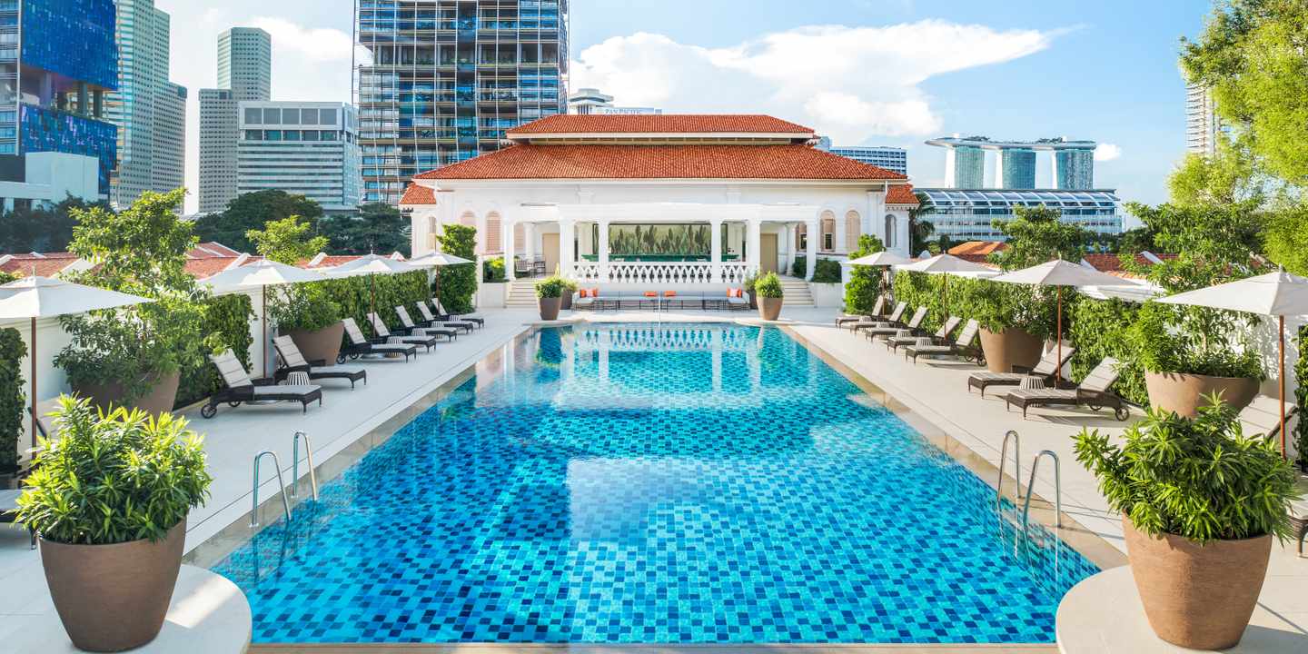 singapur-raffles-hotel-pool-kolonialarchitektur-staedtereise-DER1368425.jpg
