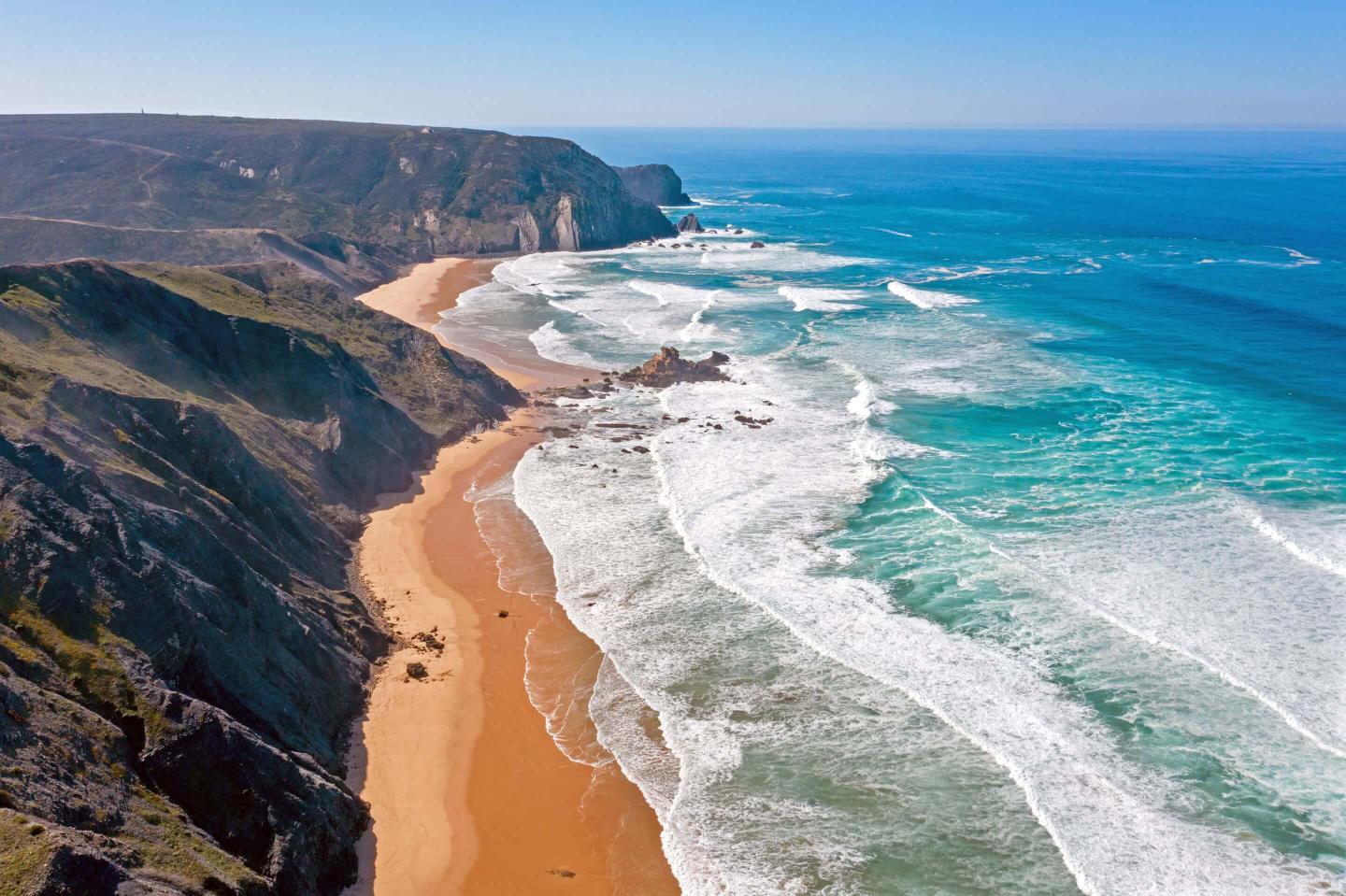 portugal-algarve-praia-vila-de-bispo-küste-von-oben-g-1218019554.jpg