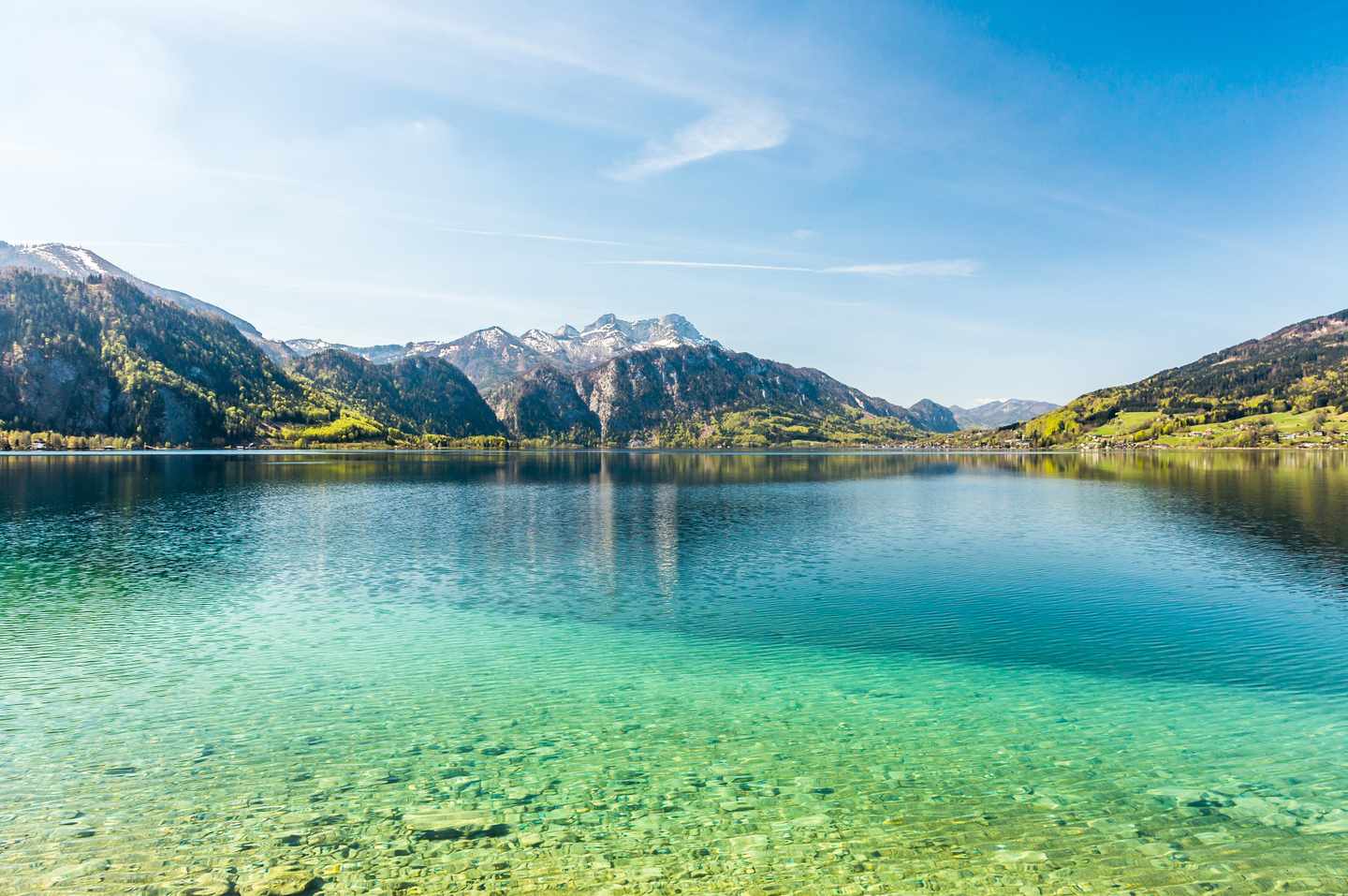 osterreich-oberoesterreich-salzkammergut-attersee-wunderschoene-alpine-attersees-mit-kristallklarem-wasser-g-474841476.jpg