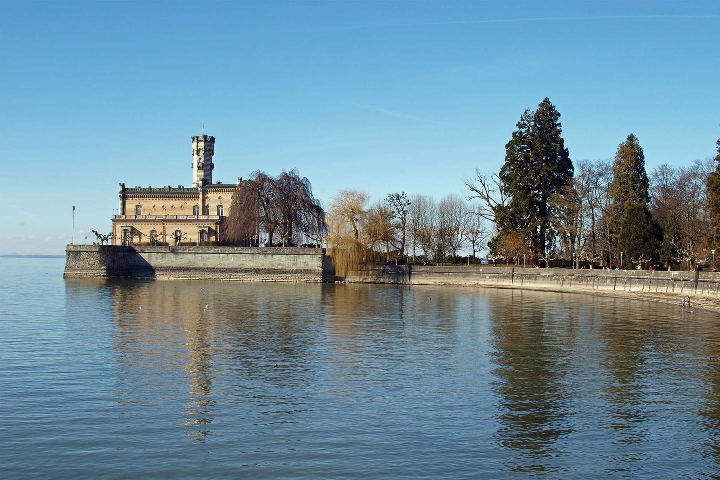 deutschland-bodensee-schoenste-straende-schloss-montfort-am-bodensee-ufer-g-537117077.jpg