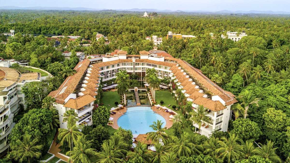 Das Lanka Princess Hotel aus der Vogelperspektive: Ein runder Pool im Zentrum umringt von Gebäuden, eingebettet in einen grünen Dschungel