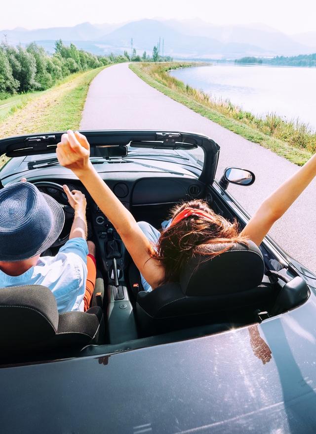 Selbstfahrer-Rundreisen: Urlaub individuell auto-cabrio-fluss-paar-g-878599762.jpg