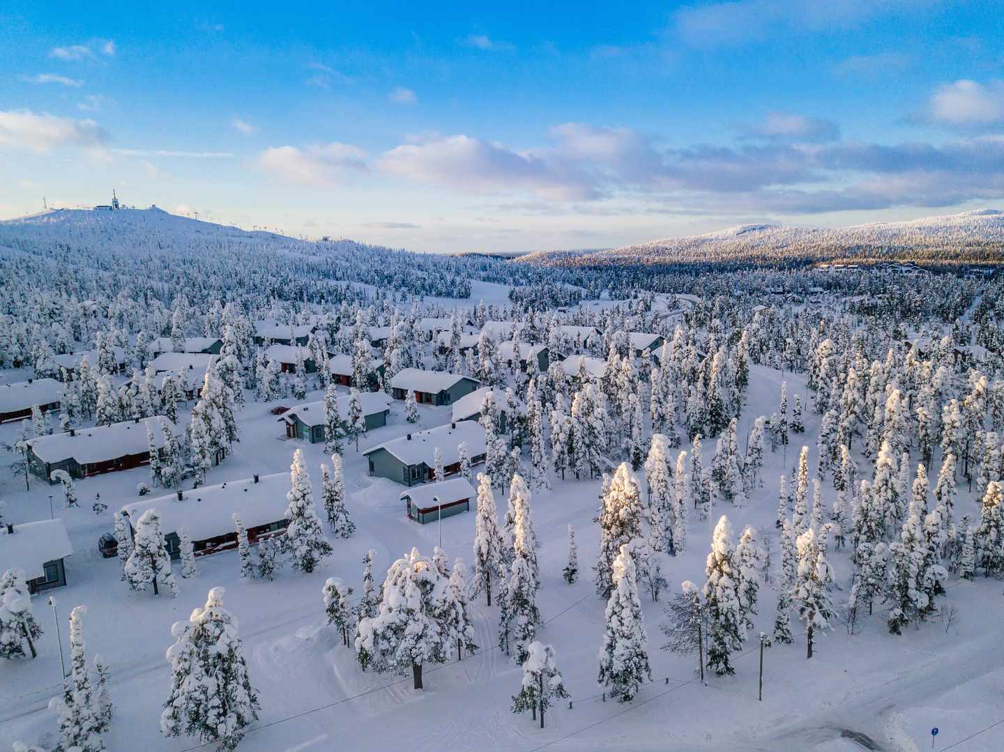 Finnland-Lappland-Luftaufnahme-von-Schneelandschaft-g-1093072634.jpg
