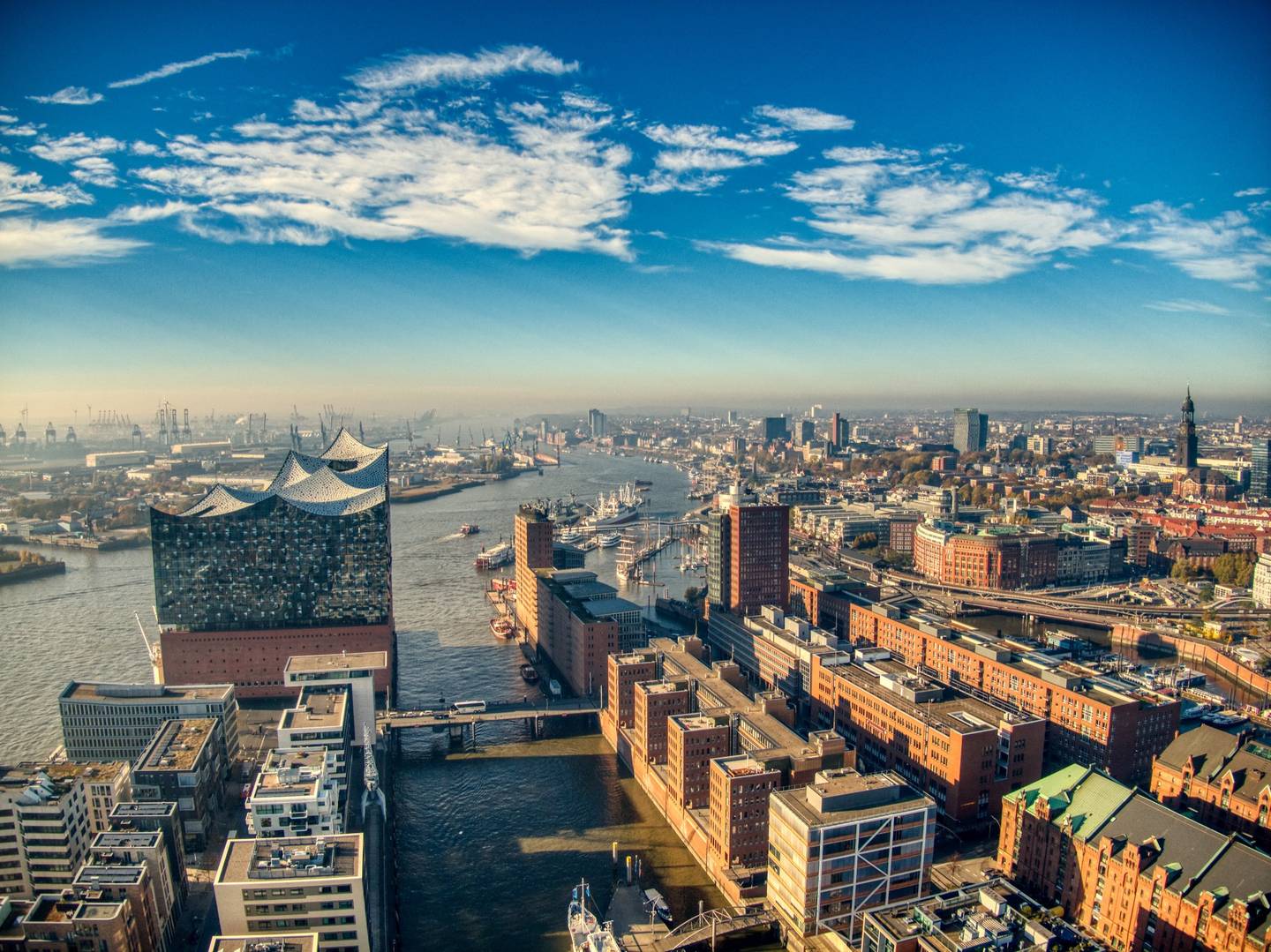 hamburg-elbphilharmonie-stadtbild-g-1086102202.jpg