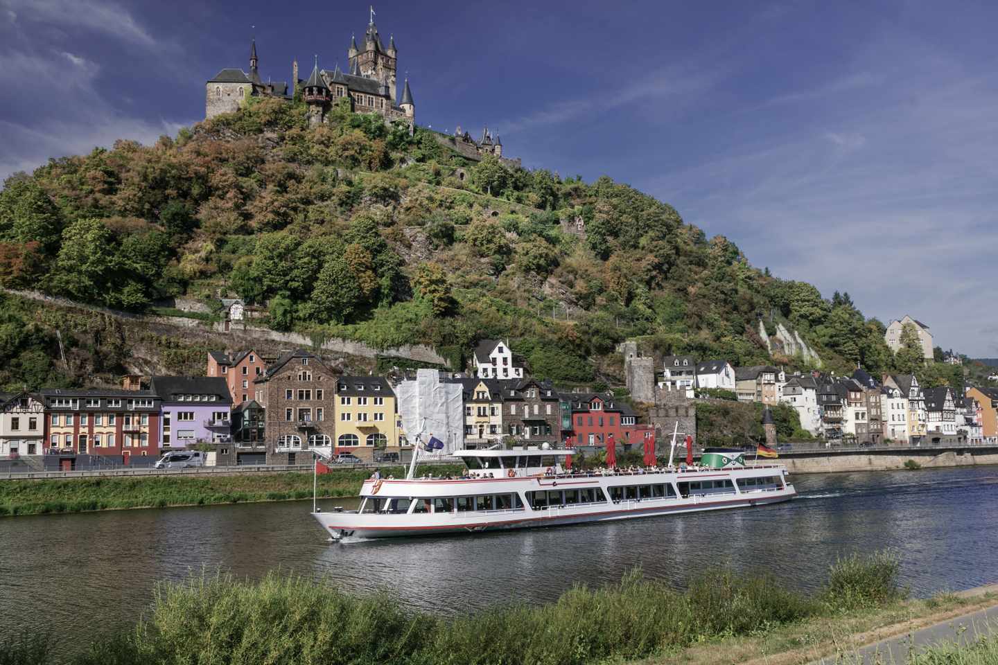 deutschland-rheinland-pfalz-cochem-mosel-flusskreuzfahrtschiff-g-635671996.jpg