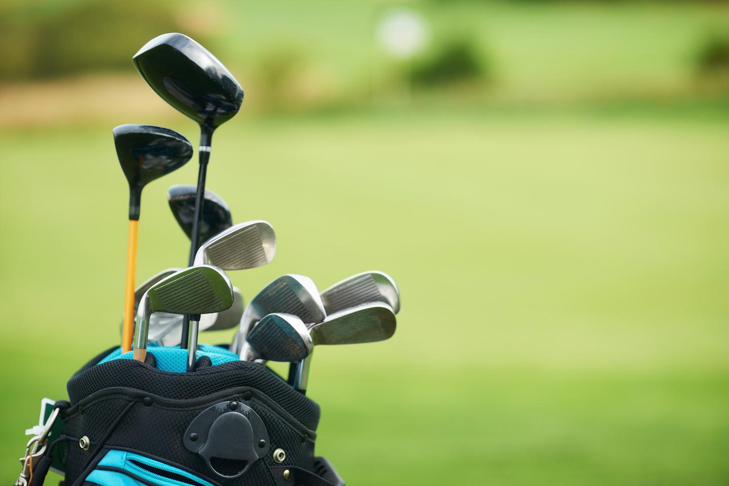 spanien-gran-canaria-golf-equipment-auf-einem-golf-platz-g-176233693.jpg