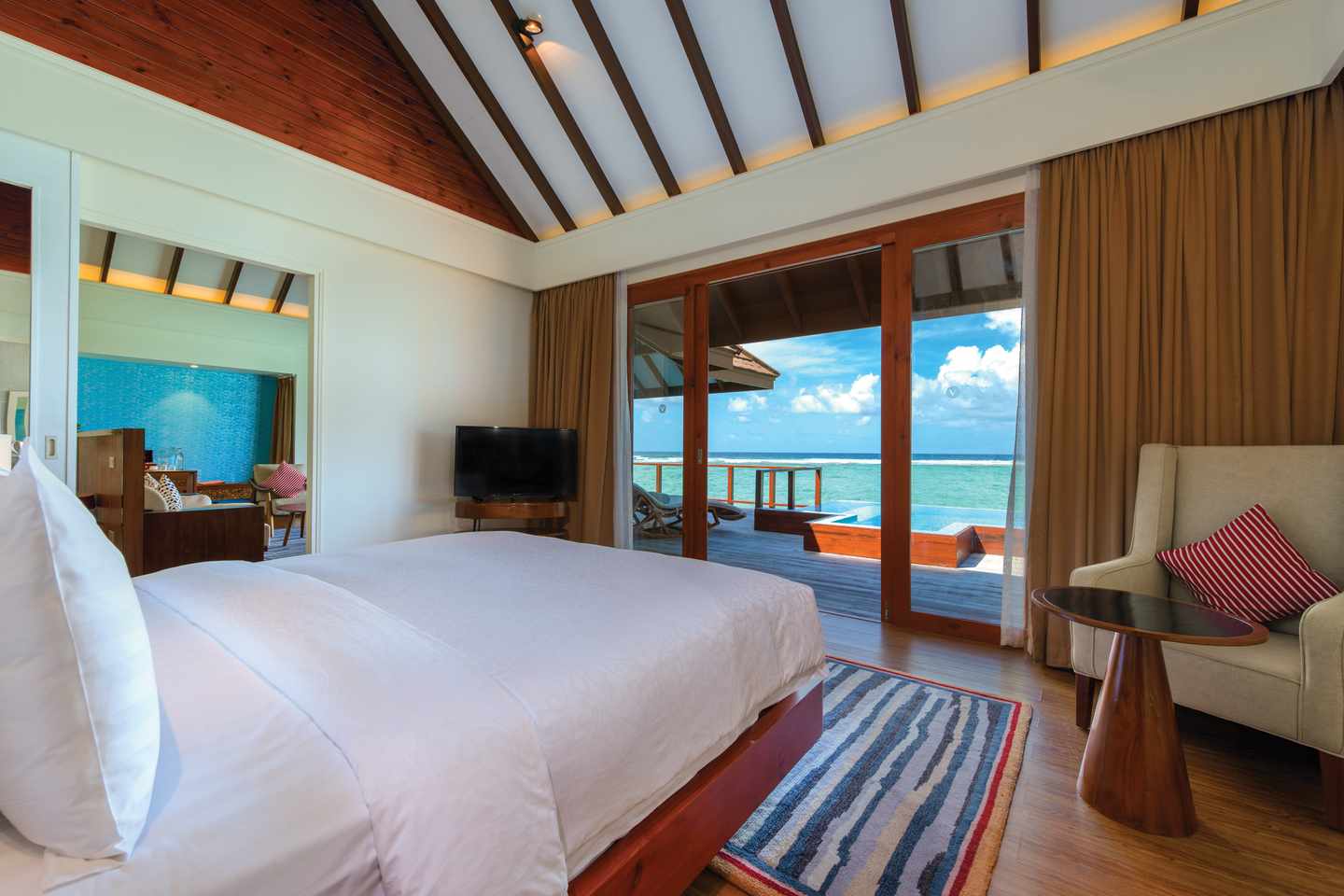 blt61f2ea41207d33be-VARU_BY_ATMOSPHERE_-_VILLAS_-_WATER_SUITE_-_BEDROOM_VIEW_01.jpg Varu by Atmopshere - Wassersuite - Schlafzimmer mit Ausblick aufs Meer
