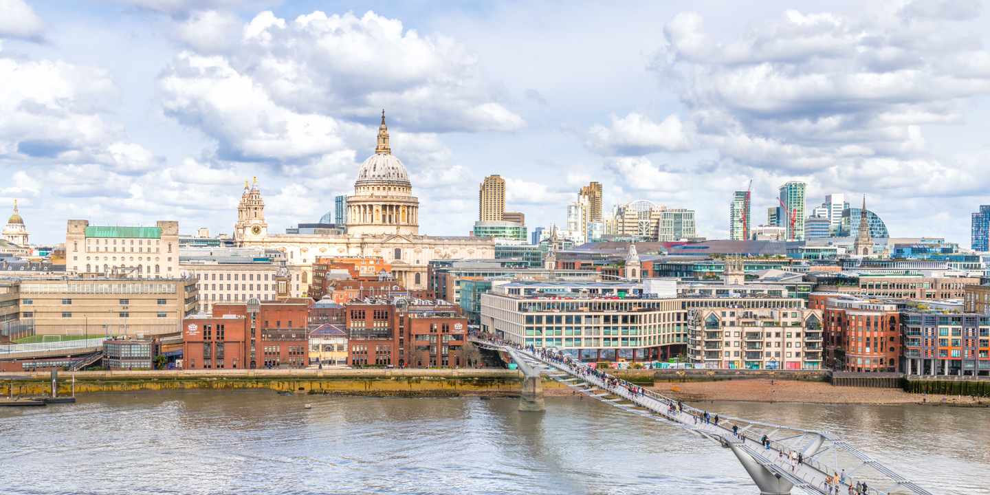 grossbritanien-london-millennium-bridge-st-pauls-cathedral-2148405246.jpg