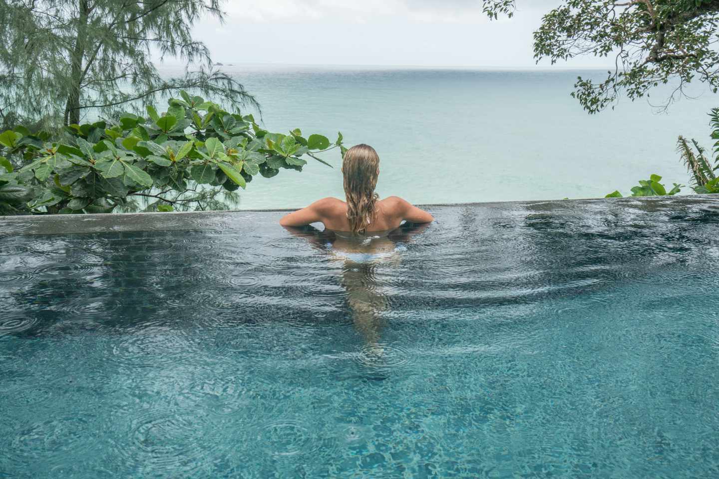 thailand-infinity-pool-frau-ozean-g-910786656.jpg