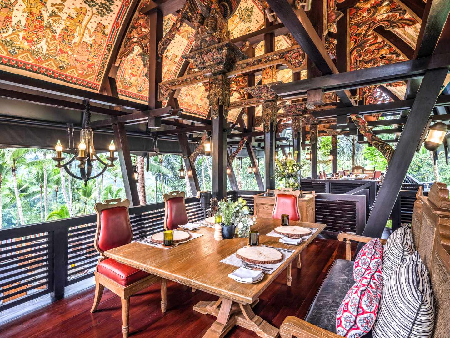 blt5e3d1463544660d8-indonesien-bali-ubud-capella-restaurant-holzdecke-dschungelblick-DER1307999.jpg Indonesisches Fine Dining mit Blick auf den Dschungel – kunstvoll bis ins Detail