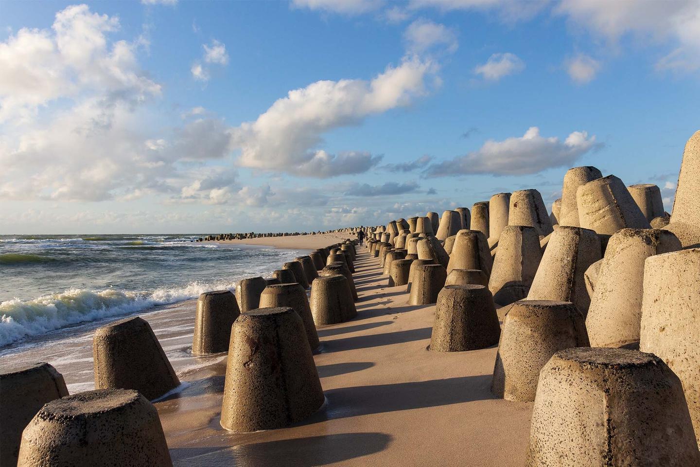 deutschland-nordsee-sylt-sehenswuerdigkeiten-tetrapoden-am-strand-g-1225064666.jpg