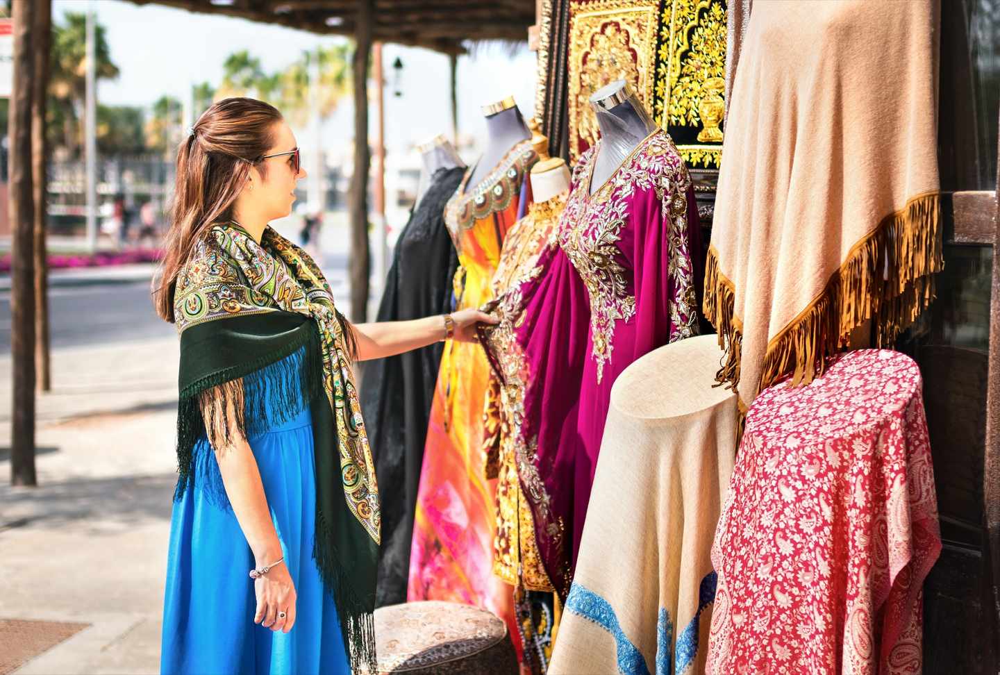 vae-dubai-touristin-souk-g-1140560376.jpg