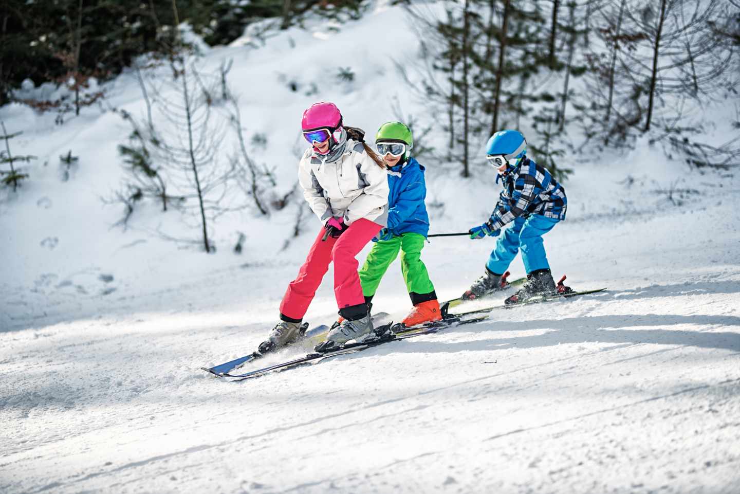 oesterreich-drei-kinder-fahren-zusammen-ski-g-642460758.jpg