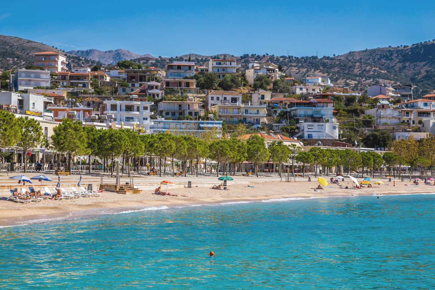 Albanien-Himara-Strand-Blick-auf-Promenade-g-1194883586.jpg