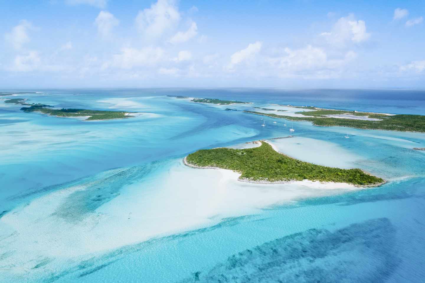 Bahamas Urlaub: Blick auf mehrere kleine Inseln und Segelboote in der Karibik