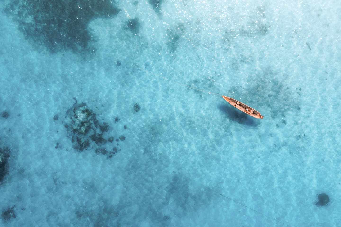 blt32d334567202183b-afrika-sansibar-luftaufnahme-kanu-im-meer-g-1221698704.jpg Unterwegs im Wasser im Sansibar-Urlaub