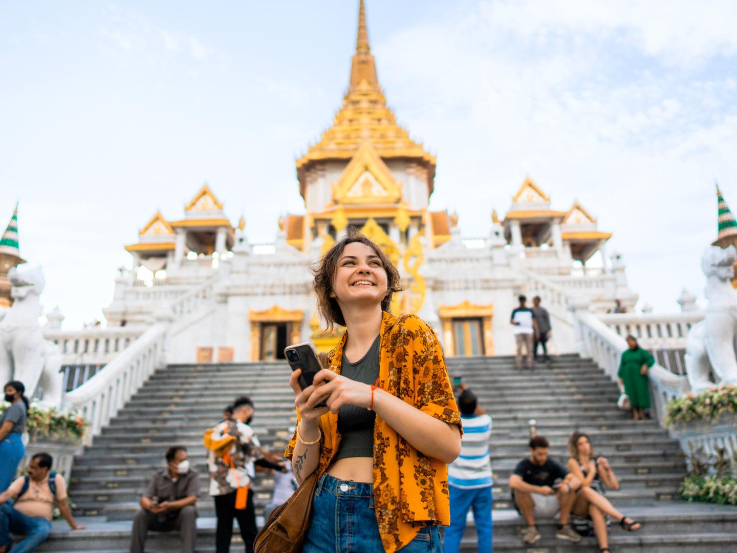 thailand-bangkok-wat-traimit-frau-smartphone-g-2154541765.jpg