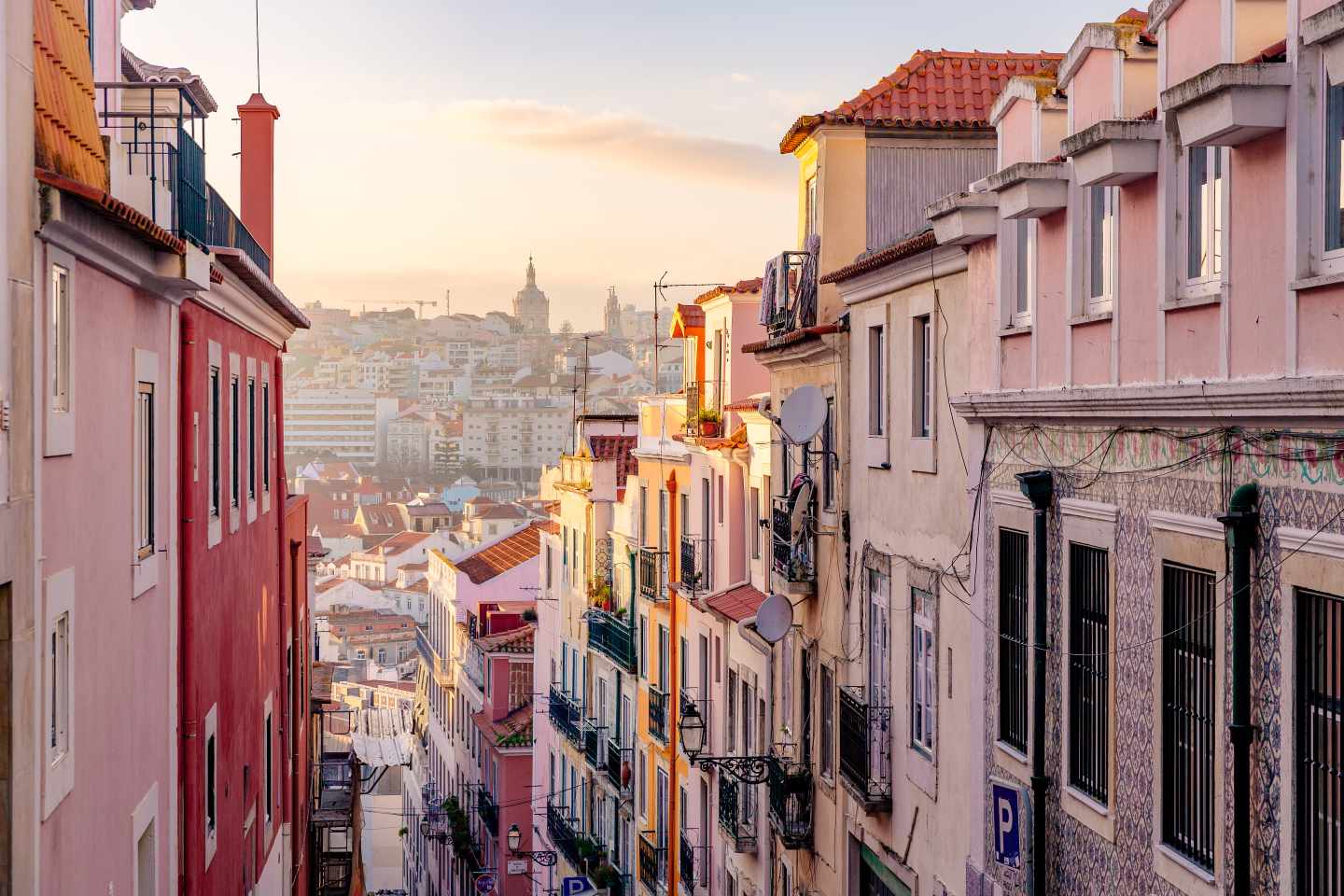 Blick durch eine enge Häuserflucht auf die Skyline von Lissabon