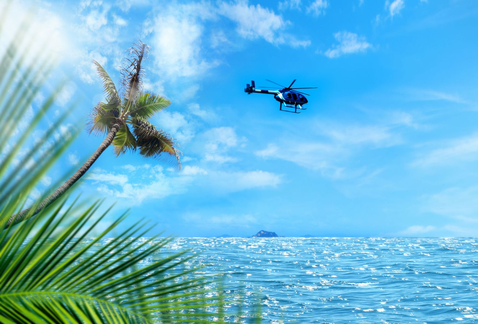 Hubschrauber über der Küste Thailands