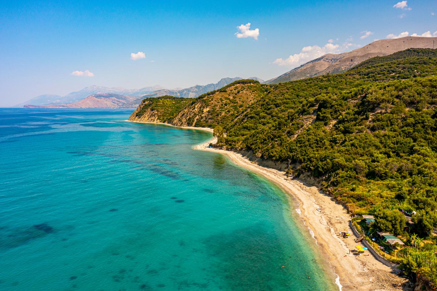 Albanien-schöne-Aussicht-auf-blaues-Meer-und-grüne-Berge-g-1432170081.jpg