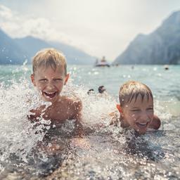 blt77b177ba7c411fdc-Italien-Gardasee-kleine-Jungs-planschen-in-den-Wellen_g-1062137456.jpg
