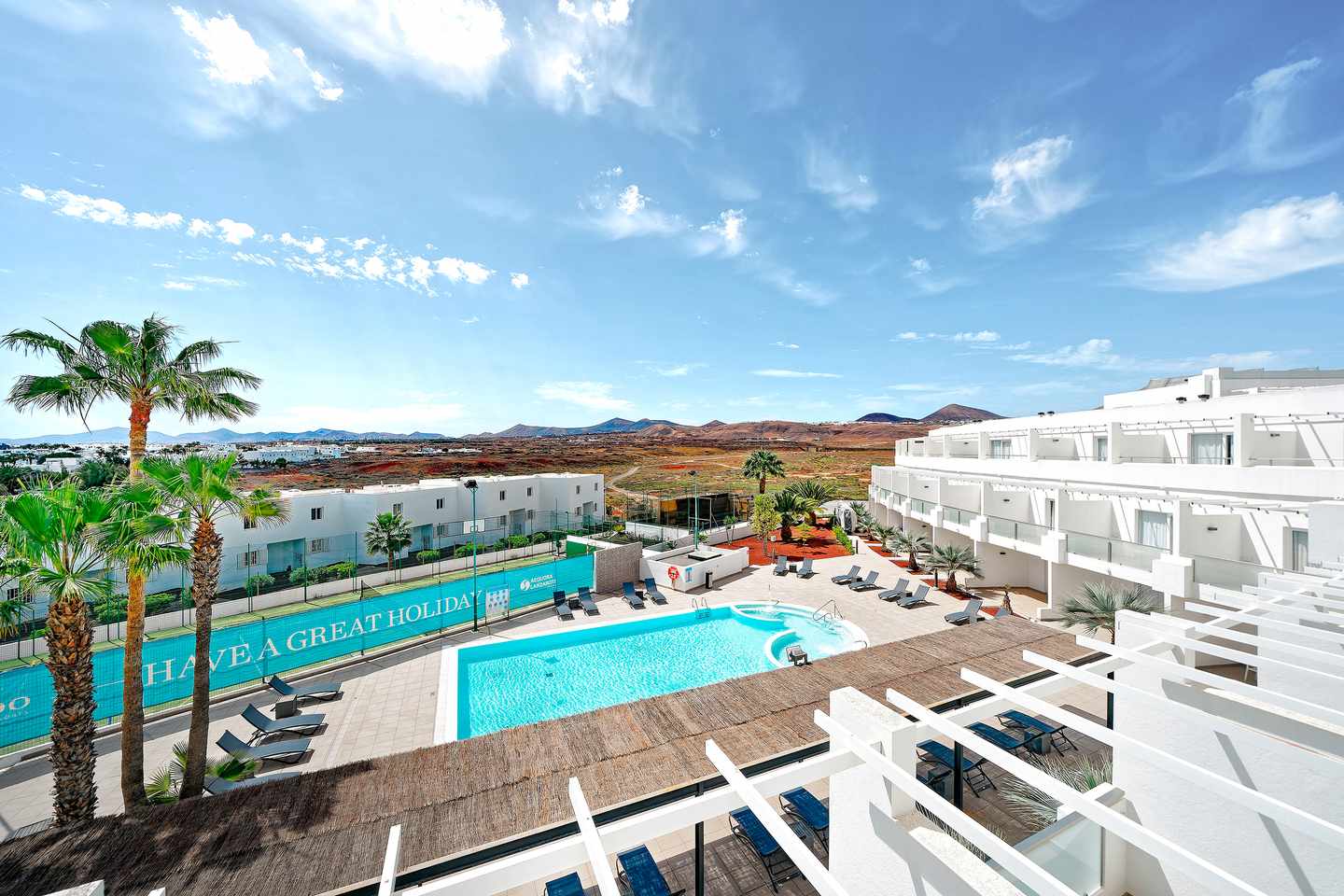 spanien-lanzarote-sentido-aequora-lanzarote-suites-aussenansicht-pool-DER1399531.jpg