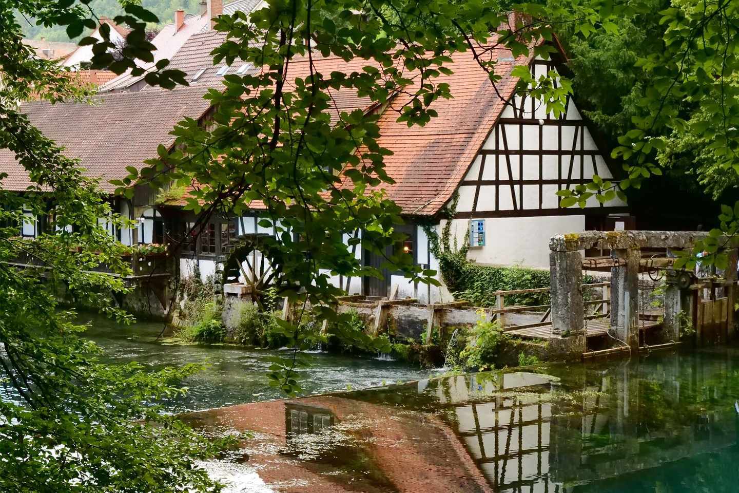 blt2f4de96dbc9ec603-deutschland-schwaebische-alm-haus-mit-wasserrad-am-see-g-1335405020.jpg Typisches Fachwerkhaus am See in der schwäbischen Alb