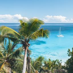 seychellen-segelboot-in-bucht-g-962989360.jpg