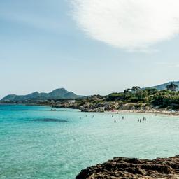 spanien-mallorca-cala-ratjada-bucht-g-812411344.jpg