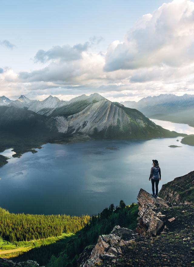 kanada-alberta-frau-berge-travel-alberta.jpg
