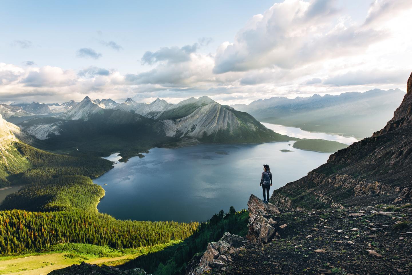 kanada-alberta-frau-berge-travel-alberta.jpg