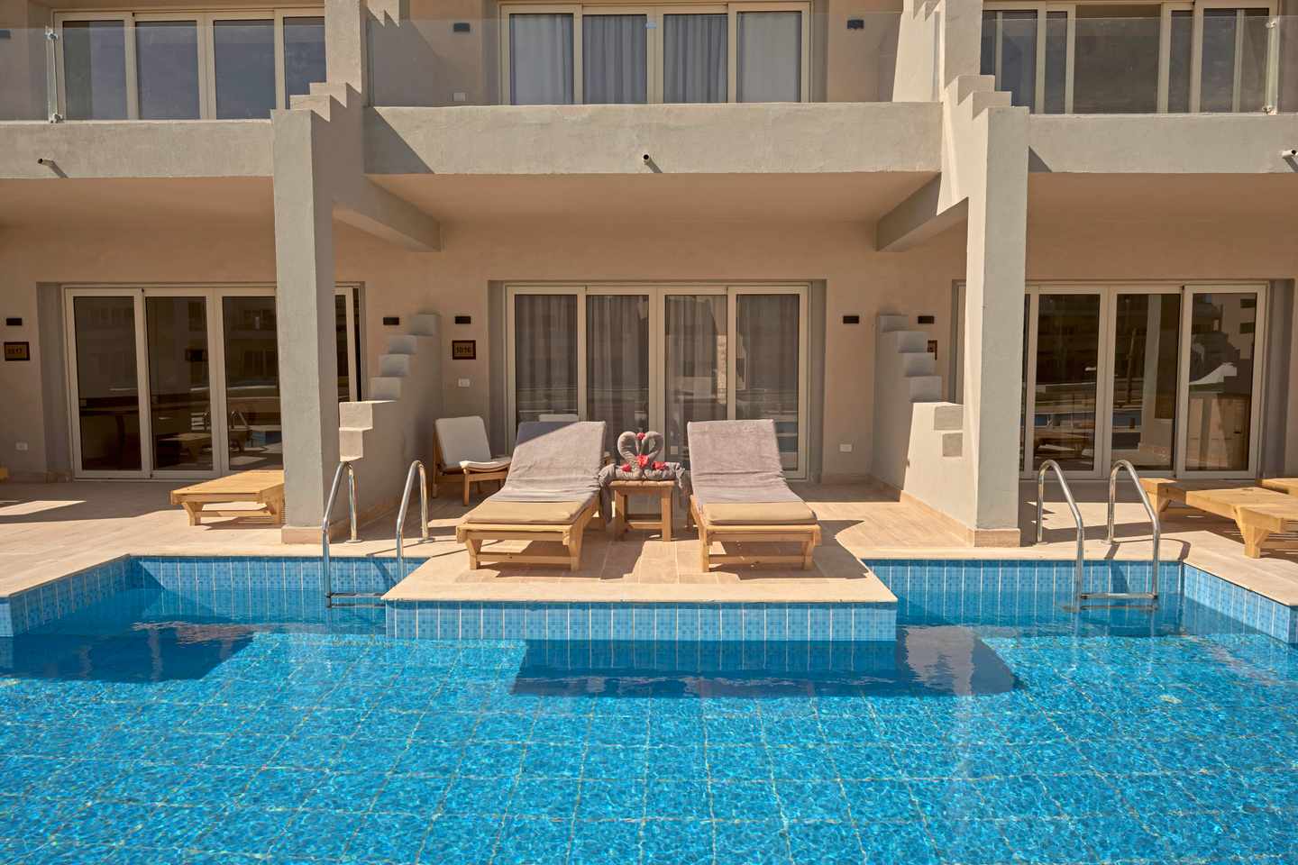 blt3b5bd33d06dbda69-Diamond_Beach_by_Pearl_Resort_Bild03_DER1600882.jpg Pool und Zimmer im Diamond Beach by Pearl Resort
