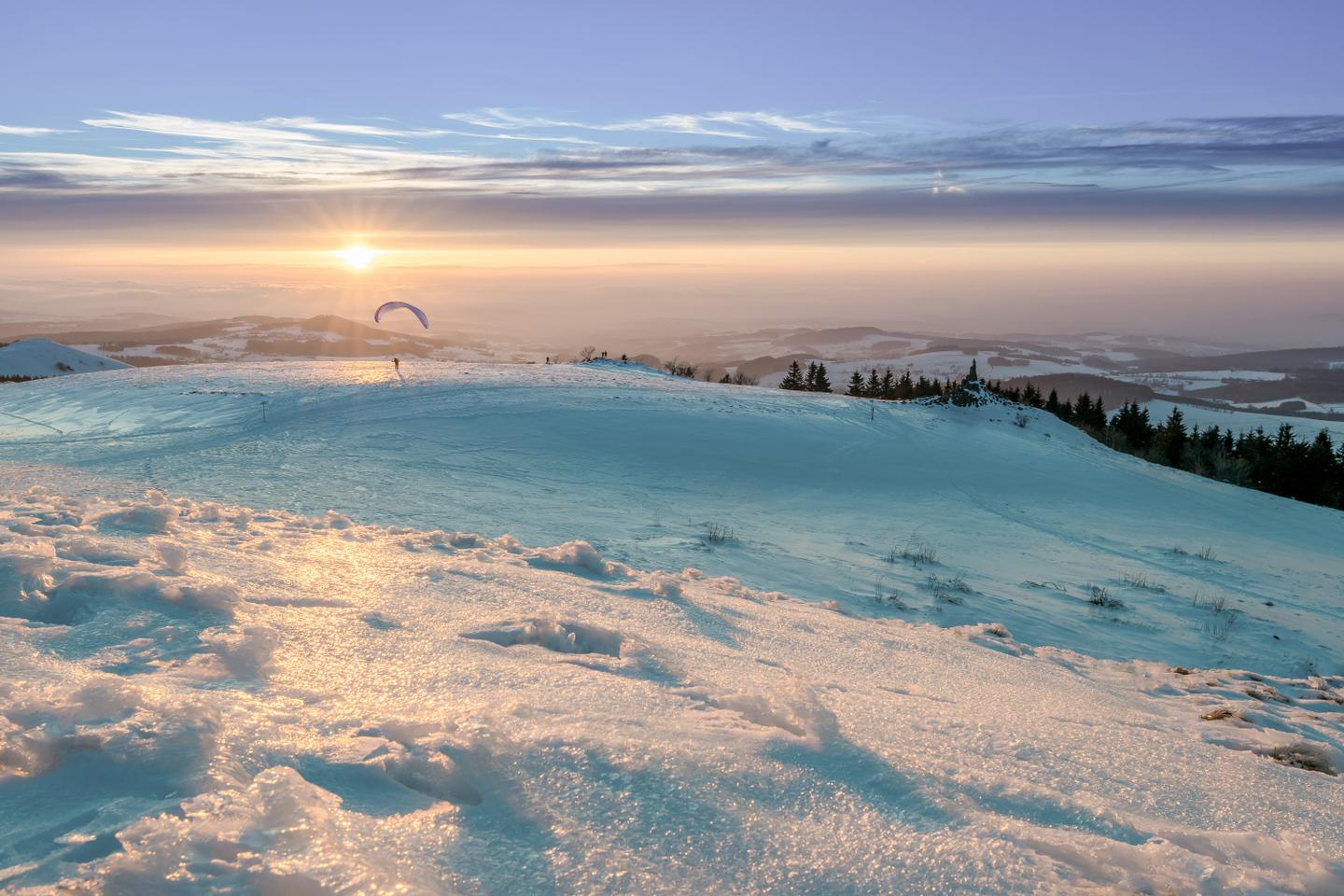 deutschland-rhoen-wasserkuppe-winter-gleitschirm-g-471529752.jpg