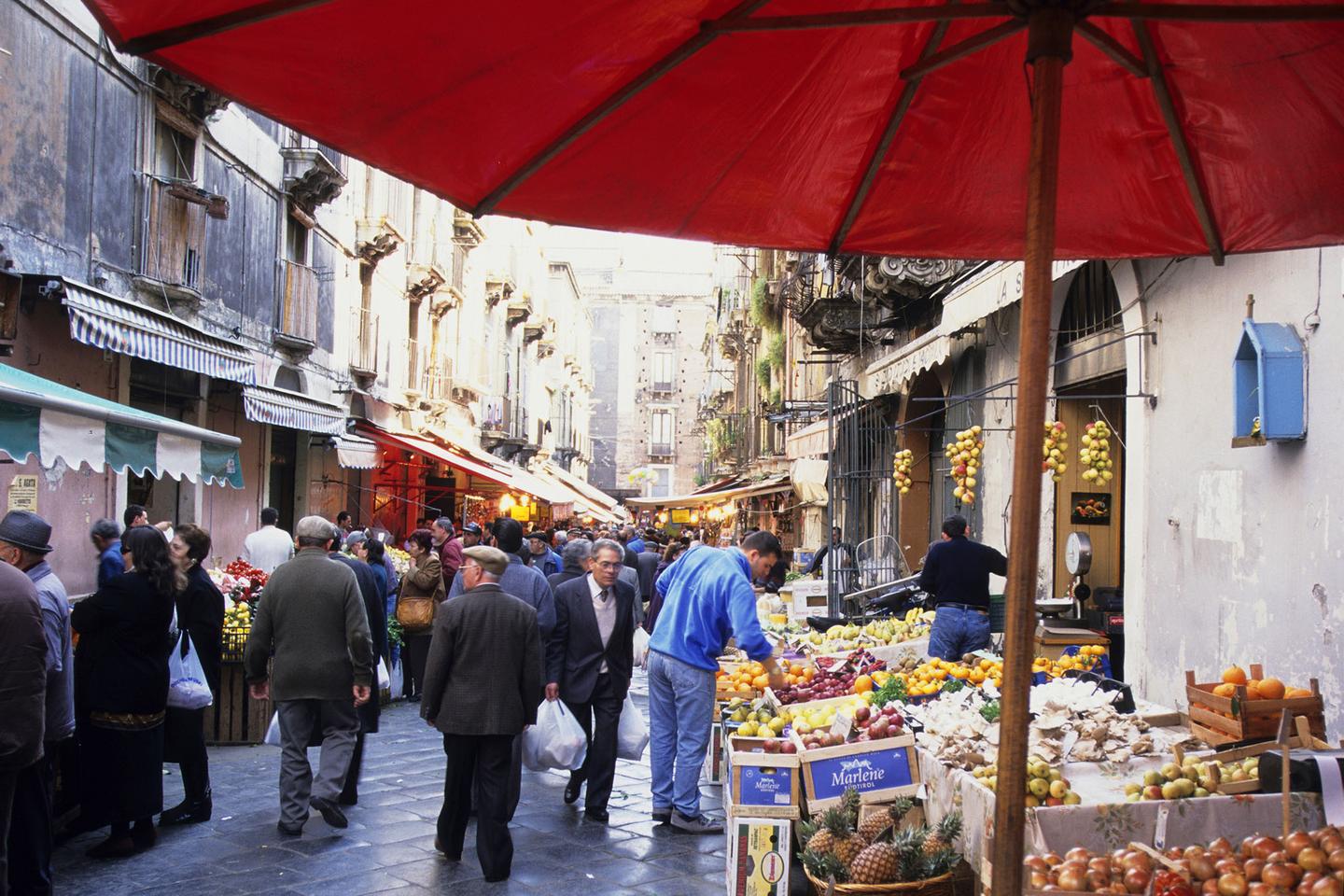italien-sizilien-markt-mit-rotem-regenschirm-im-vordergrund-g-845214016.jpg