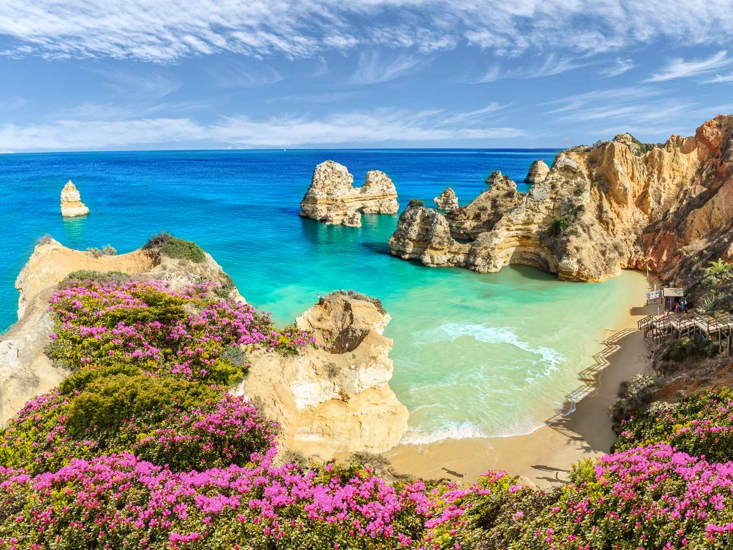 portugal-algarve-praia-do-camilo-g-1276761128.jpg