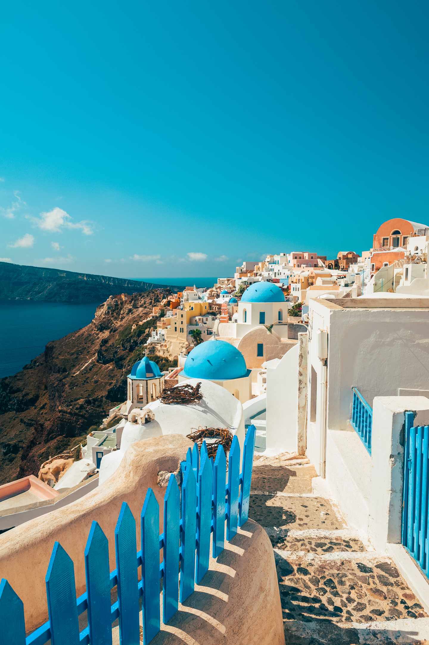 GettyImages-833247420.jpg Weißgewaschene Häuser und blaue Zäune in Oia