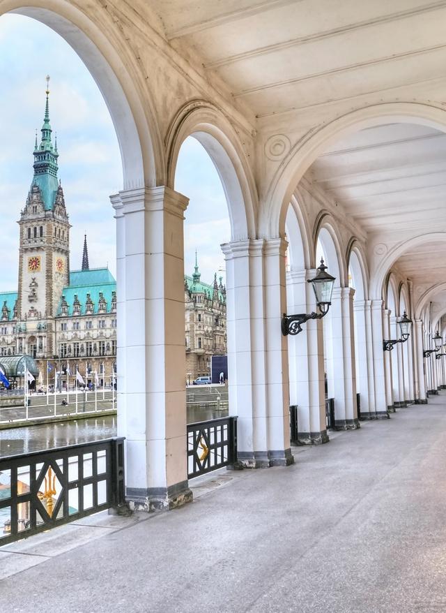 Blick durch die Alsterarkarden auf das Rathaus, Hamburg