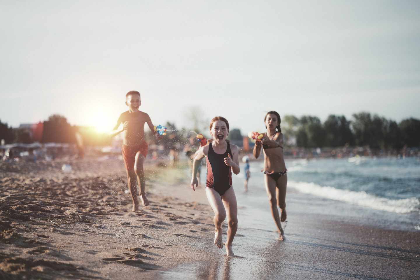 bulgarien-strand-kinder-wasserpistolen-g-1034232376.jpg