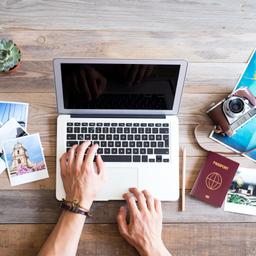 urlaubsplanung-laptop-karte-g-827263172.jpg