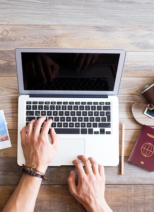 urlaubsplanung-laptop-karte-g-827263172.jpg