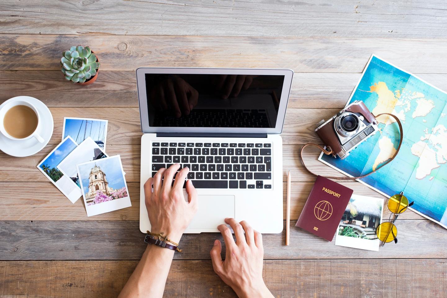 urlaubsplanung-laptop-karte-g-827263172.jpg