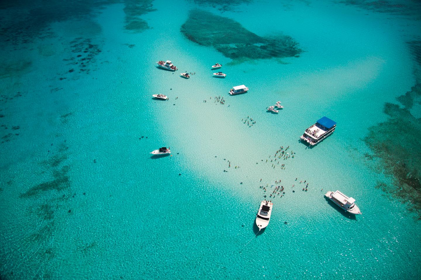 Luftaufnahme der Stachelrochen-Sandbank mit Booten vor Grand Cayman