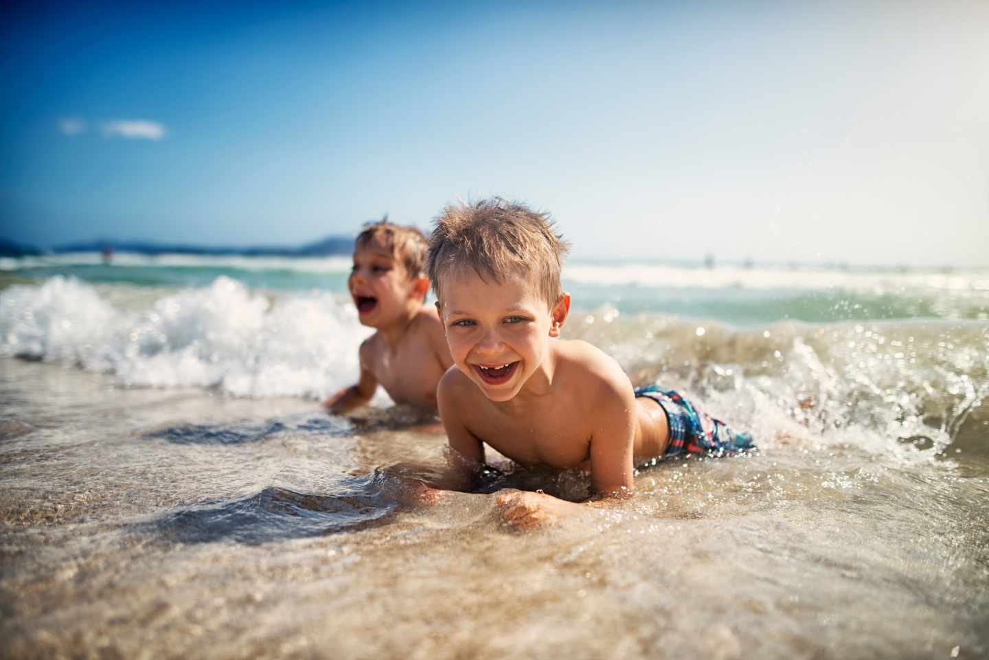 spanien-mallorca-strand-mit-jungen-im-wasser-bei-sonnenschein-g-612856762.jpg
