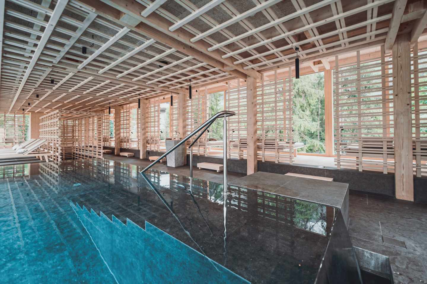 blt2218a7642897e593-familienurlaub-babymoon-hotels-sensoria-dolomites-h-DER1515783.jpg Auch der Indoor-Pool vom Sensoria Dolomites besticht durch elegantes Design