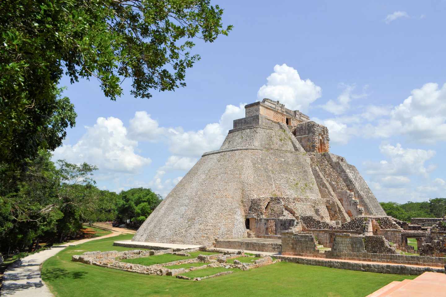 mexiko-yucatan-uxmal-maya-pyramide-g-466457227.jpg