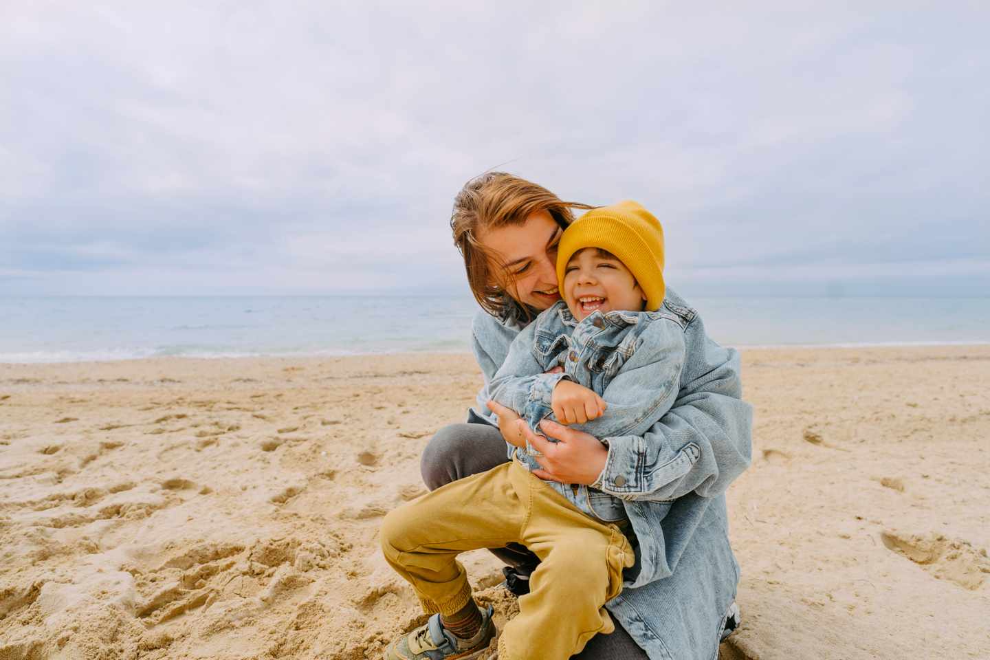familienurlaub-eine-mutter-mit-ihrem-sohn-am-strand-g-1424880842.jpg